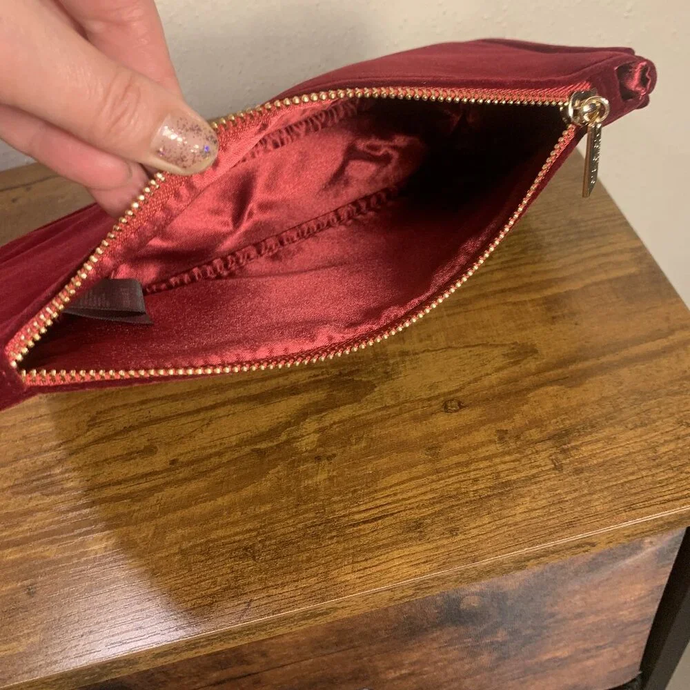 Velvet Gucci Beauty Limited Edition Makeup Bag - Picture 2 of 10